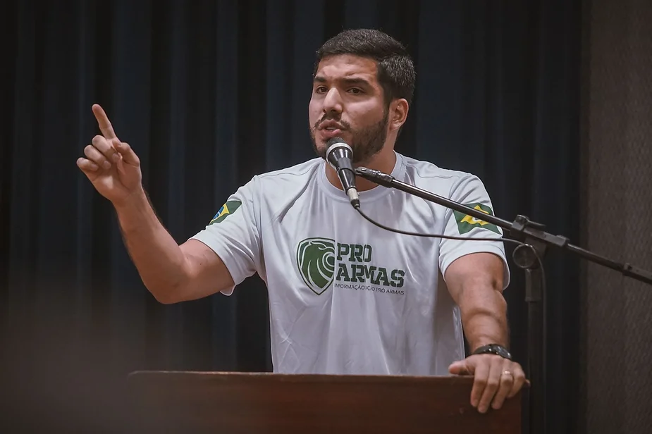André Fernandes cria PL que reconhece porte de armas para atiradores desportivos no Ceará